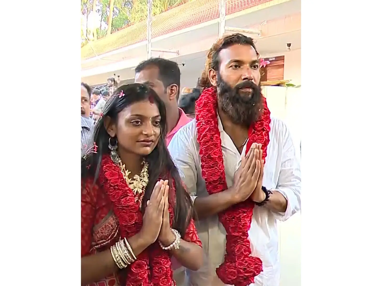kumbh-mela-viral-star-monalisa-bhosle-weds-furman-khan-in-kerala.jpg